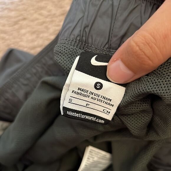 Nike small grey shorts - Picture 6 of 6